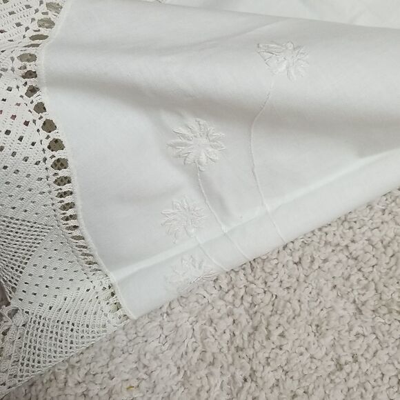 36" Vintage Ivory Round Embroidery + Crochet Table Cloth - Picture 6 of 7